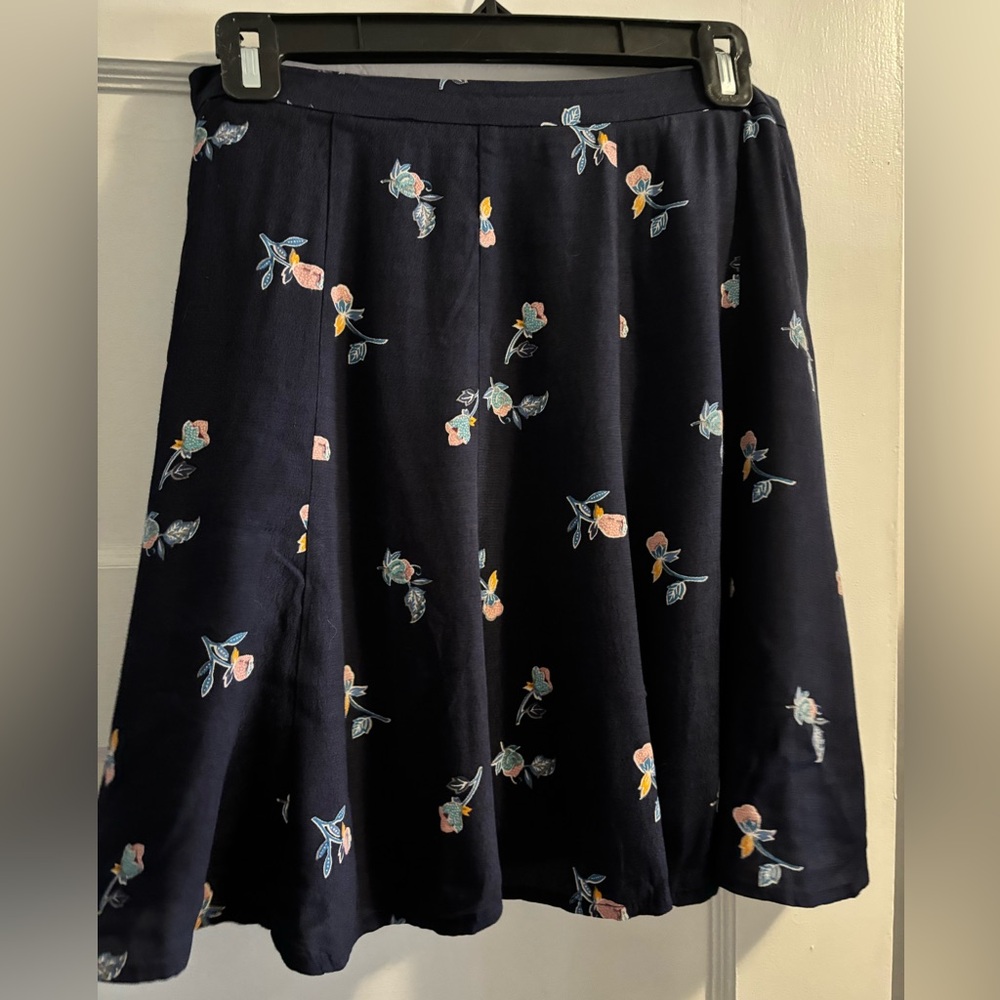 Ann Taylor LOFT - Navy blue floral mini skirt, women size 2